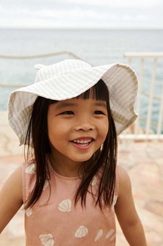 foto детская хлопковая шляпа liewood amelia seersucker sun hat with ears цвет фиолетовый хлопковый